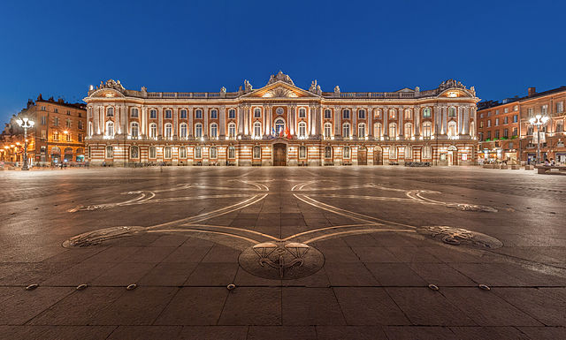 Vue du capitol de Toulouse, et de la place du même nom à la croix occitane sur le sol dessiné par Raymond Moretti.