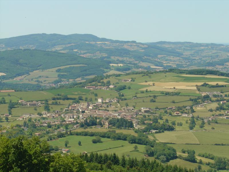 Village de Tramayes vu depuis le signal de la Mère Boitier (758 m), dans le département de Saône-et-Loire.
