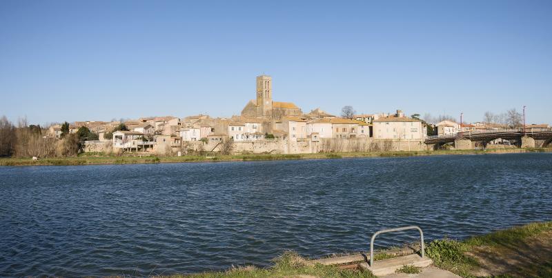 La vieille ville de Trèbes vue du Lac