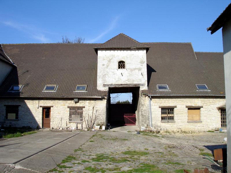 Photo d'une ferme du XVIIIe siècle avec pigeonnier, en région Île-de-France. 