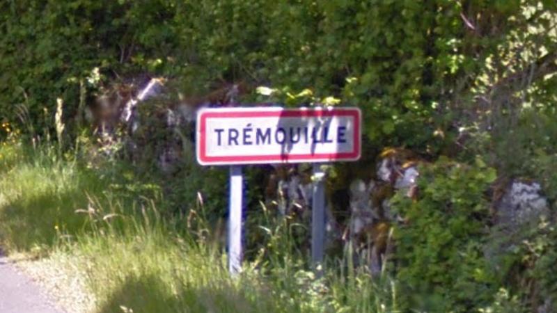 Panneau du village de Trémouille, dans le département du Cantal en région Auvergne-Rhône-Alpes, France.