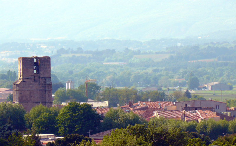 Vue du clocher de Notre Dame de Nazareth et du village depuis le chemin du Félibre, dans le département des Bouches-du-Rhône.