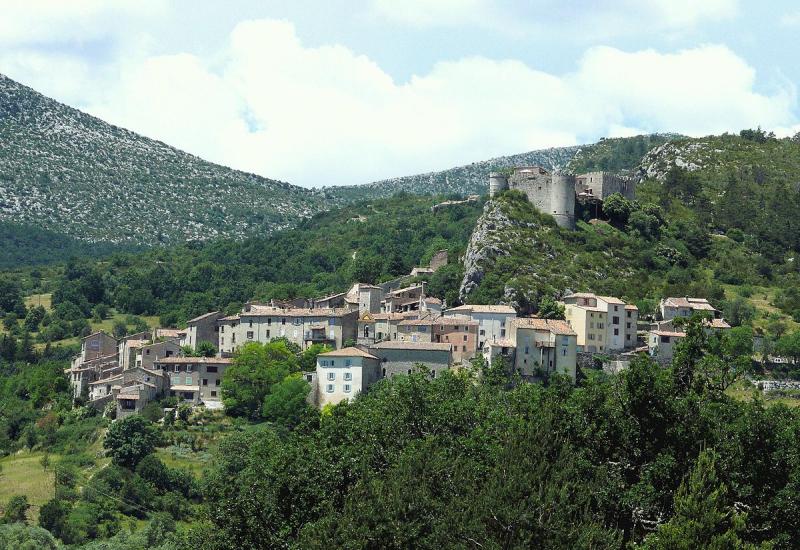 Le village de Trigance dominé par le château, dans le département du Var.