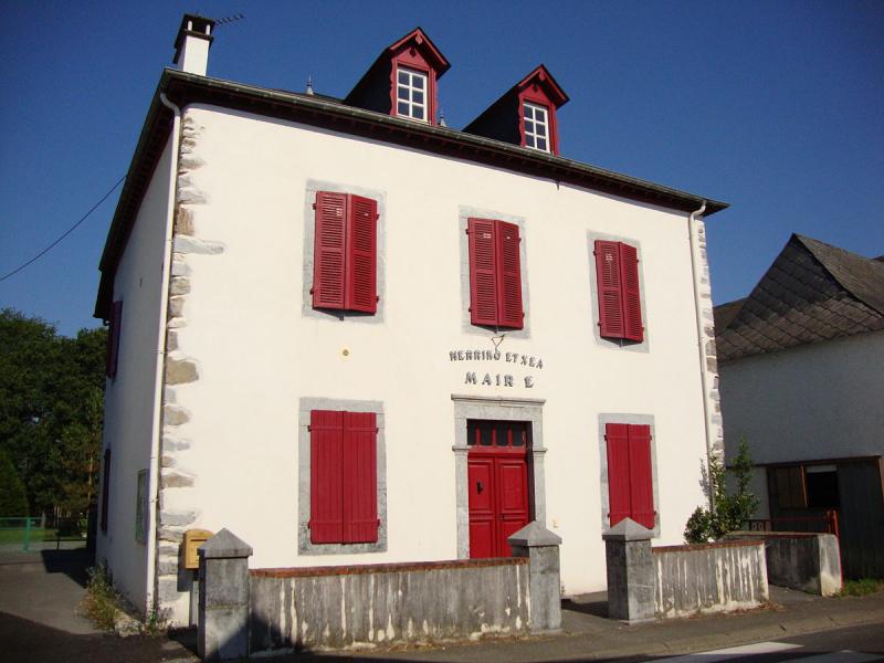 La mairie de Trois-Villes. Le nom basque Herriko etchea (mairie) figure sur la façade, dans le département des Pyrénées-Atlantiquesdans le département des Pyrénées-Atlantiques.