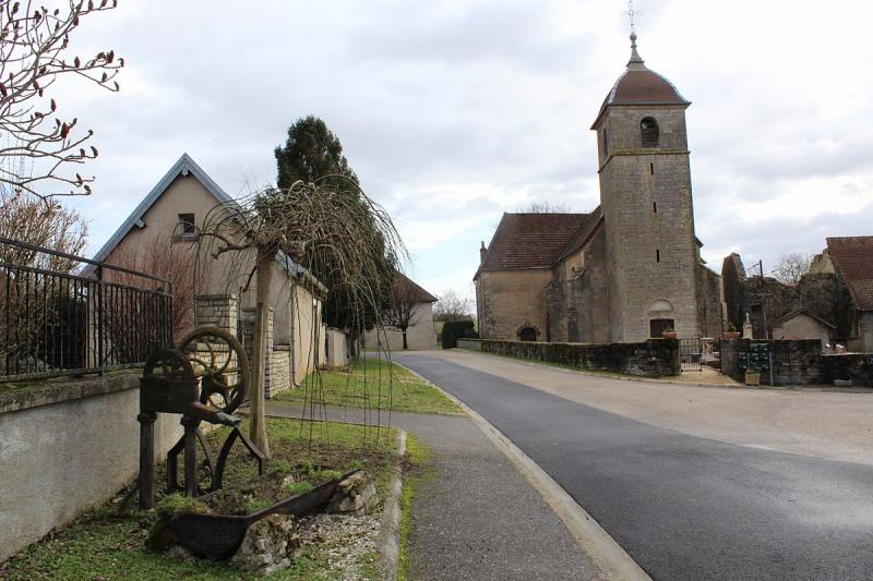 La place et l'église de Tromarey.