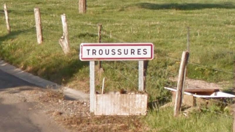 Panneau du village de Mouilleron, dans le département de l'Oise en région Hauts-de-France, France.