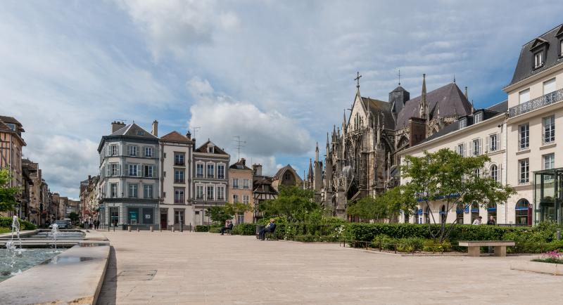 La place de la Libération de la commune française de Troyes, dans le département de l'Aube, en région Grand-Est