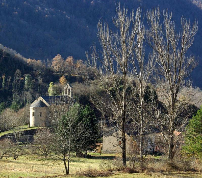 L'église en automne de la commune d'Urs, dans le département de l'Ariège.