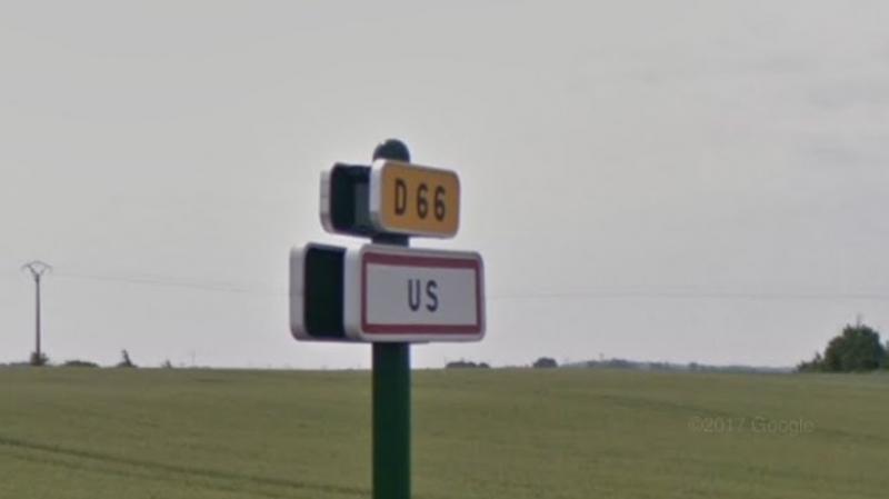 Le panneau d'entrée de la ville d'Us.
