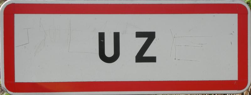 Le panneau d'entrée de la ville d'Uz.