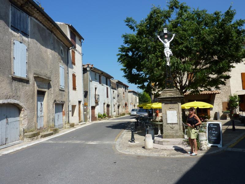 La rue principale du bourg de La Vacquerie-et-Saint-Martin-de-Castries