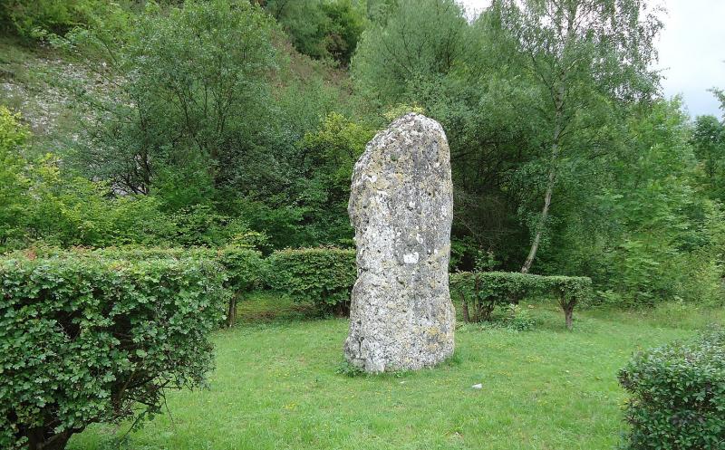 Le menhir de la Basse Crémonville.
