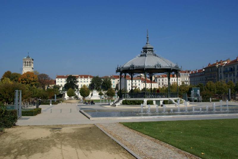 Valence - Esplanade Champ de Mars - Vue NNE vers la cathédrale de Valence.