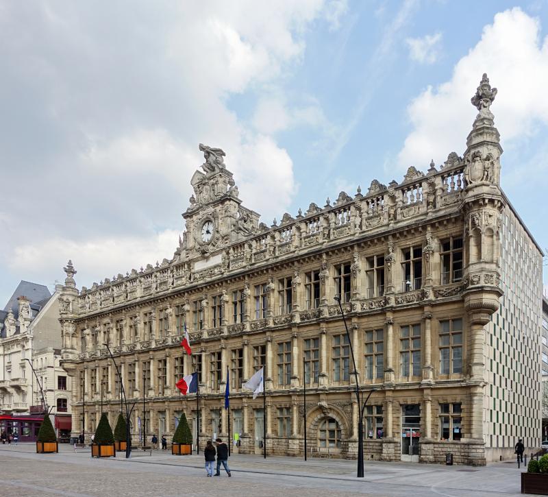 Photo de l'hôtel de ville et la place d'Armes à Valenciennes, en région Hauts-de-France. 