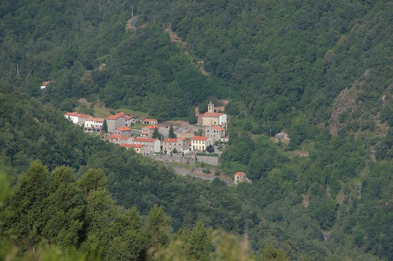  Le village de Valmanya,  dans le département des Pyrénées-Orientales.