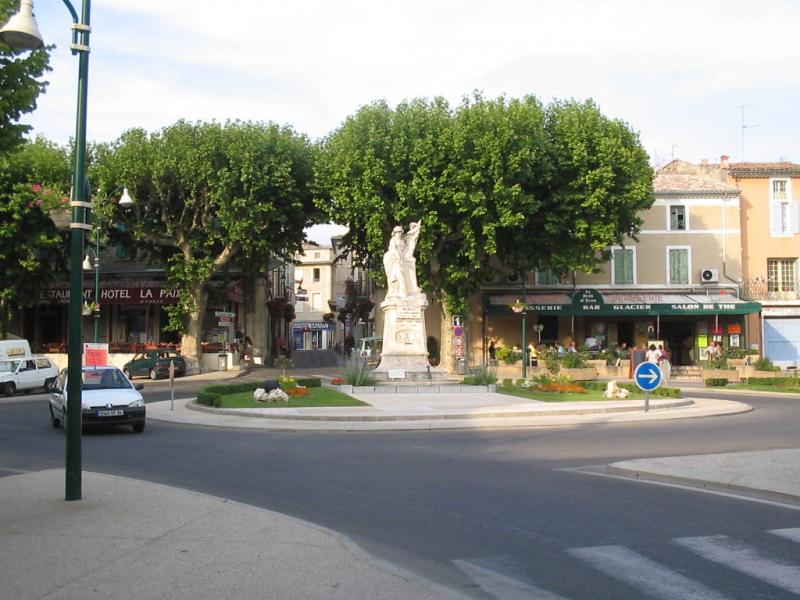 Rond-point du monument aux morts.