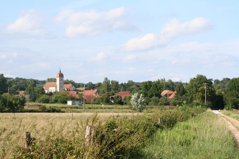 Vue du village depuis le chemin des rives de Saône, dans le département de la Haute-Saône.