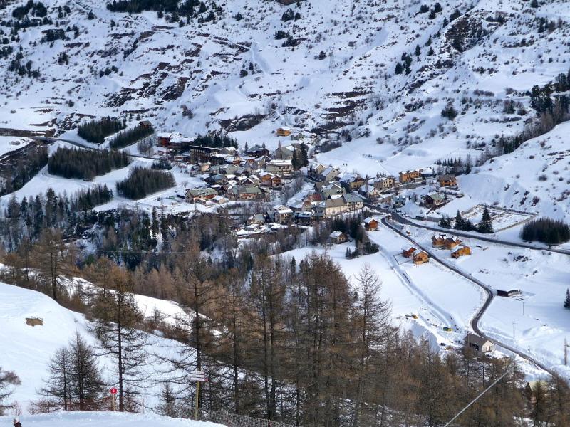 Le village de Vars-Saint-Marcelin depuis le domaine skiable de la Forêt Blanche, dans le département des Hautes-Alpes.