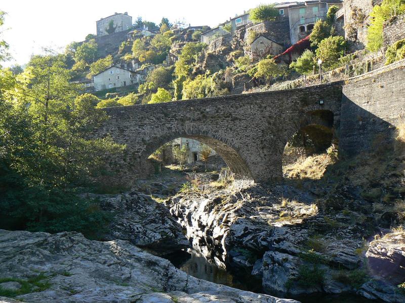 Vebron en Lozère et son pont sur le Tarnon.