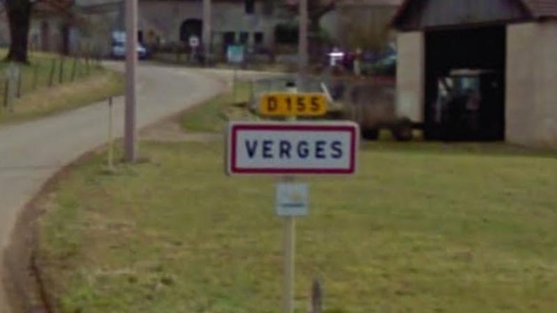 Panneau d'entrée du village de Verges, dans le département du Jura en région Bourgogne-Franche-Comté, France.
