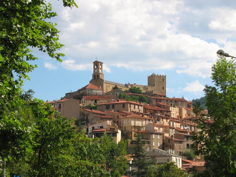 Vue de l'église et du vieux village de Vernet-les-Bains, dans le département des Pyrénées-Orientales.