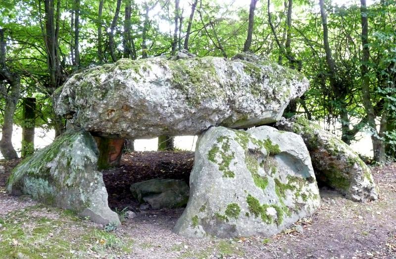 Grosse Pierre, dolmen à Verneusses.