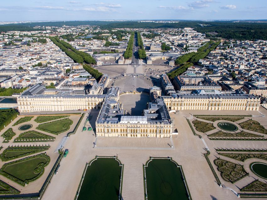 Versailles vue du ciel, avec au centre, son château, ses trois grandes avenues, séparant les deux quartiers historiques de la ville que sont ceux de Notre-Dame et Saint-Louis.