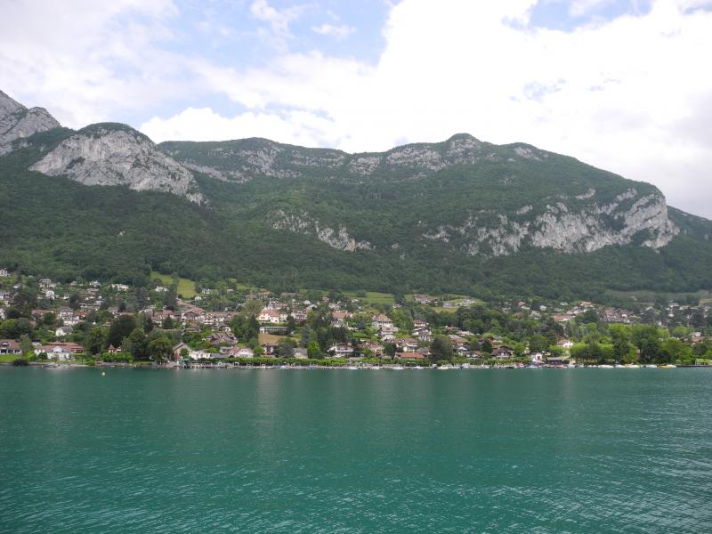 Veyrier-du-Lac vu depuis le lac d'Annecy.
