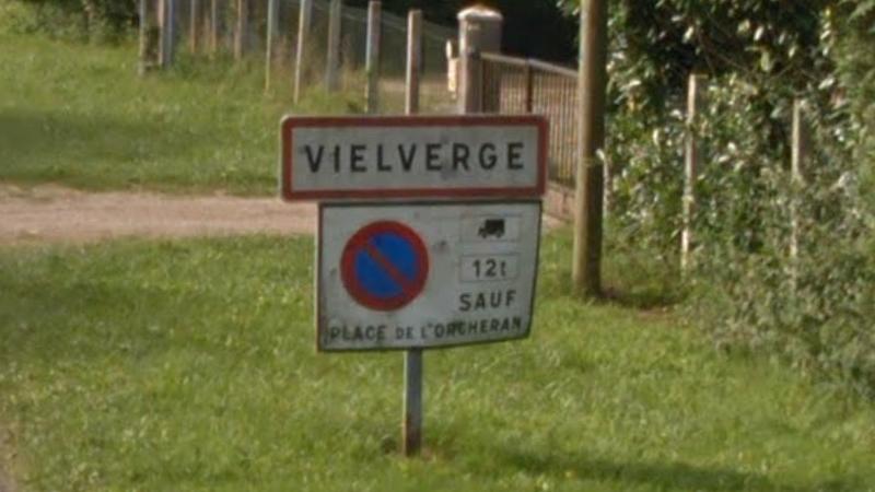 Panneau d'entrée du village de Vielverge, dans le département de la Côte-d'Or en région Bourgogne-Franche-Comté, France.