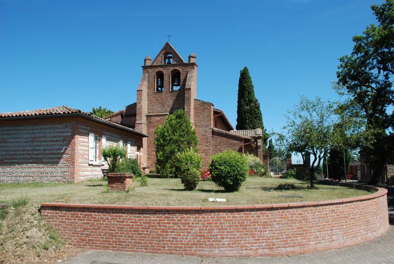 Église Saint-Martin de Vigoulet-Auzil et la bibliothèque municipale sur la gauche.