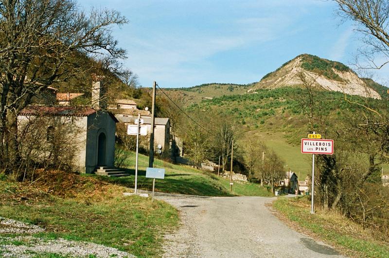 Entrée sud du village de Villebois-les-Pins.