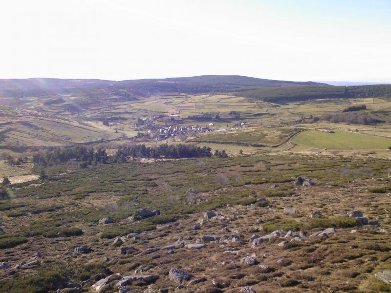 Le village vu du Ron de la Rode.