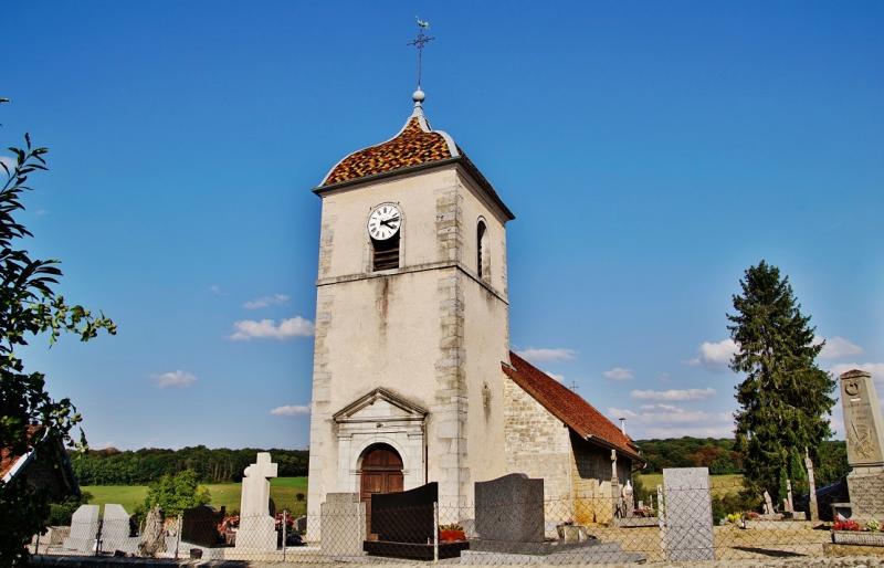 L'église Saint-Laurent à Villeneuve-d'Aval,  dans le département du Jura.
