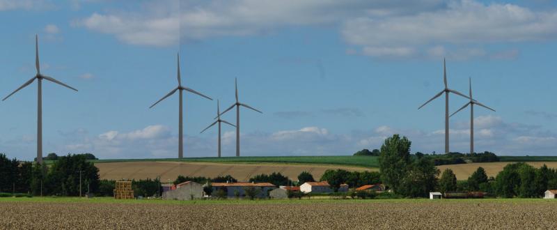 Photomontage du projet d'éoliennes industrielles du projet de Villeneuve la Comtesse (hameau de Villenouvelle) et Coivert .