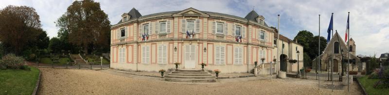 Photo panoramique de la façade de la mairie de Villeneuve-le-Roi, en région Île-de-France. 