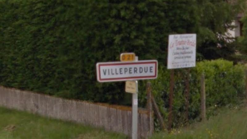 Panneau d'entrée du village de Villeperdue, dans le département de l'Indre-et-Loire en région Centre-Val de Loire, France.