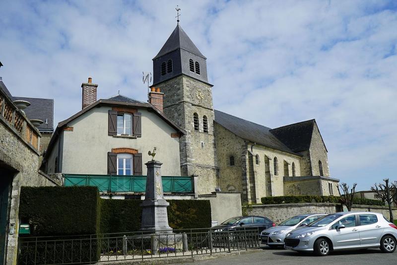 Église de Villers-Allerand et le monument aux morts.