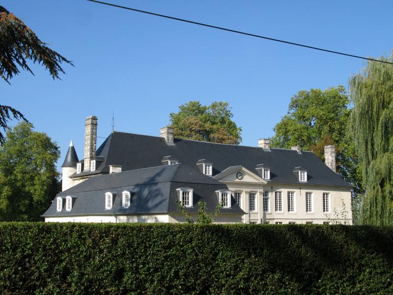 Une haie haute et épaisse protège le château des regards indiscrets.