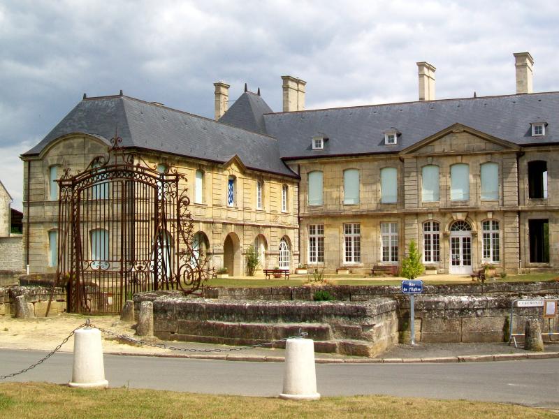 Château de Villers-sous-Saint-Leu, en centre ville, rue de l'Église.