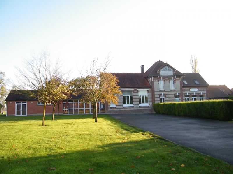  Mairie-école et salle communale.