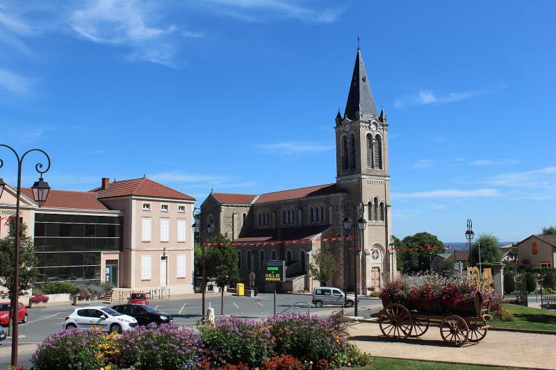  Le groupe scolaire et l'église de Villié-Morgon.