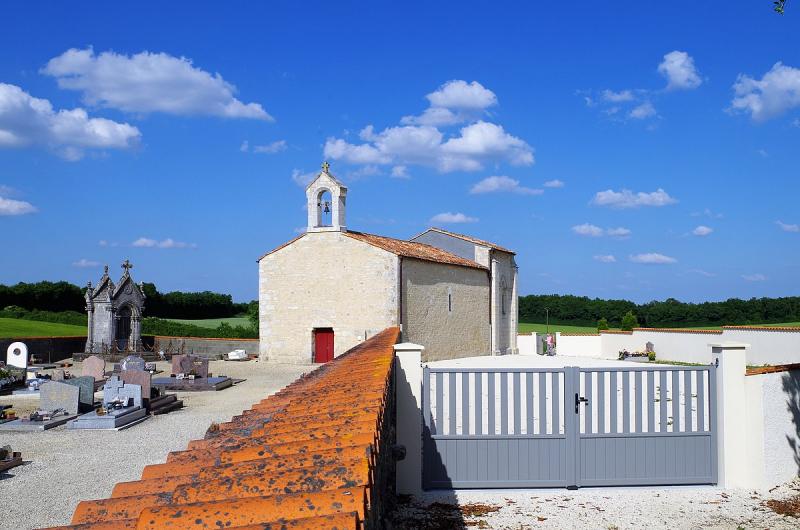  L'église de Vinax après rénovation en 2018,  dans le département de la Charente-Maritime.