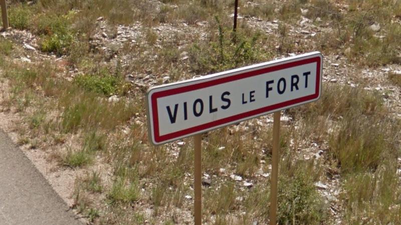 Panneau du village de Viols-le-Fort, dans le département de l'Hérault en région Occitanie, France.