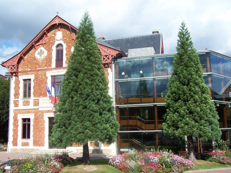  Hôtel de ville de Viroflay.