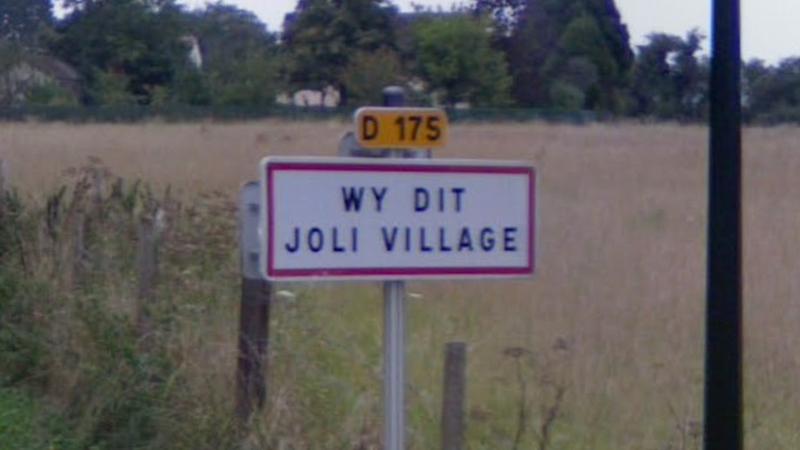 Panneau d'entrée du village de Wy-dit-Joli-Village, dans le département du Val-d'Oise en région Île-de-France, France.