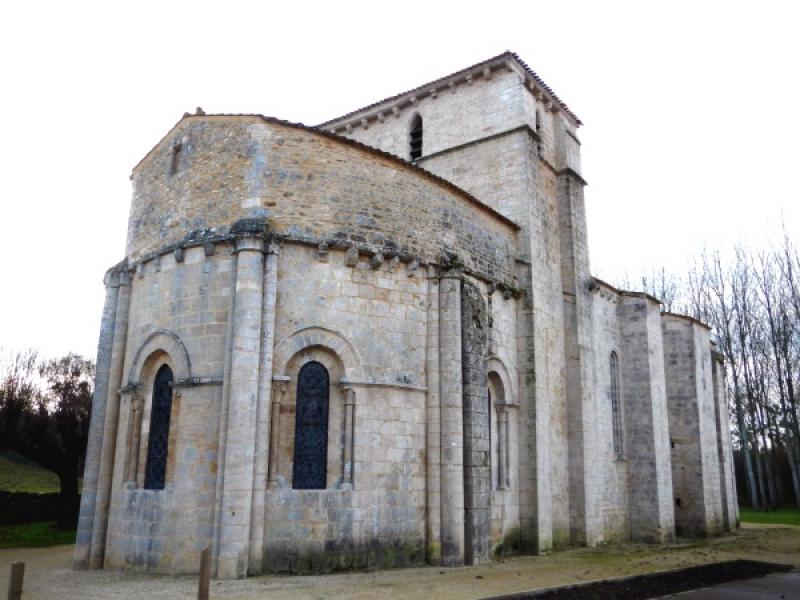 L'église Saint-Eugène-et-Sainte-Marthe,  dans le département des Deux-Sèvres.