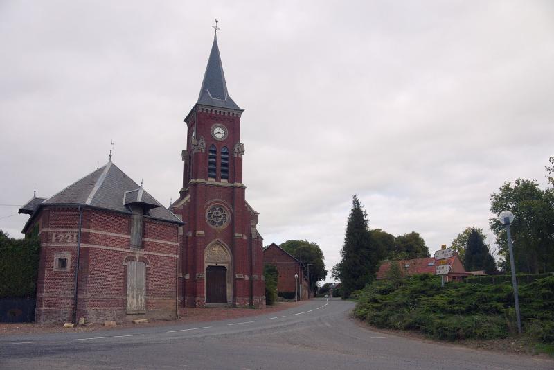 L'église Saint-Médard d'Y (Somme), France, toute en brique, reconstruite après la Grande guerre (1921 figure sur les murs voisins).