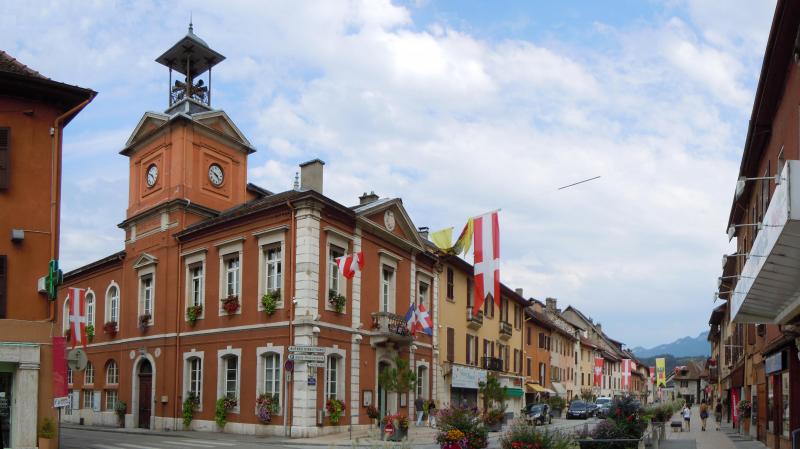 Place Charles Dullin à Yenne.