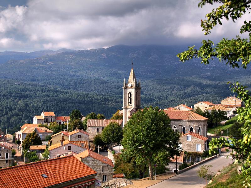 Vue de Zonza avec l'église paroissiale de l'Assomption