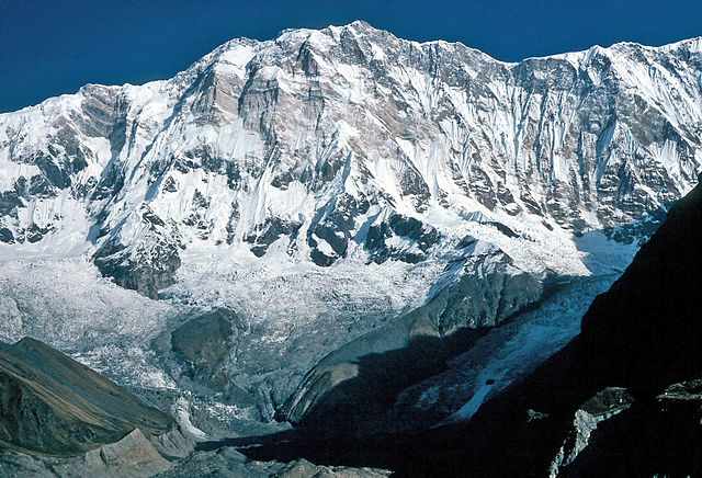 La chaîne de l'Annapurna depuis le nord-est ; de gauche à droite : l'Annapurna II et IV (proches l'un de l'autre), un col majeur, l'Annapurna III et le Gangapurna, l'Annapurna I.